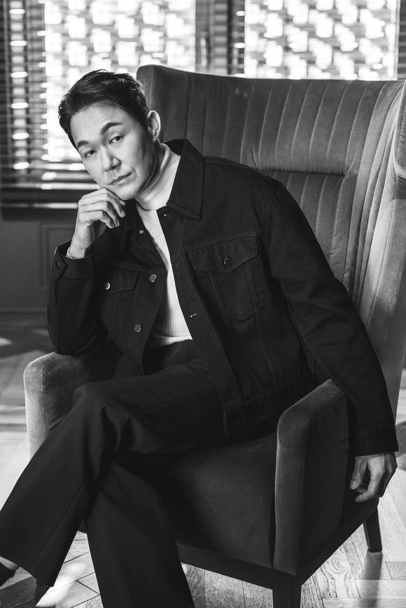 배우 박성웅이 영화 '젠틀맨' 인터뷰에 앞서 포즈를 취하고 있다. [사진=콘텐츠웨이브(주)]