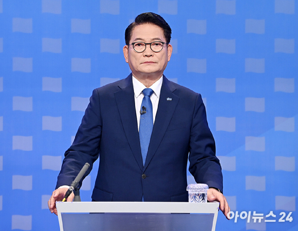 송영길 더불어민주당 당 대표 후보가 12일 서울 목동 SBS에서 열린 당 대표 후보자 토론회를 준비하고 있다. [사진=곽영래 기자]