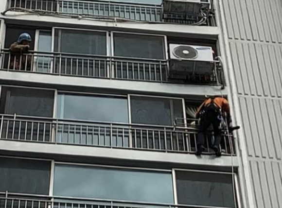 3일 오전 김포시 감정동 한 아파트에서 현장에 출동한 소방대원들이 구조작업을 하고 있다. [사진=경기 김포소방서]