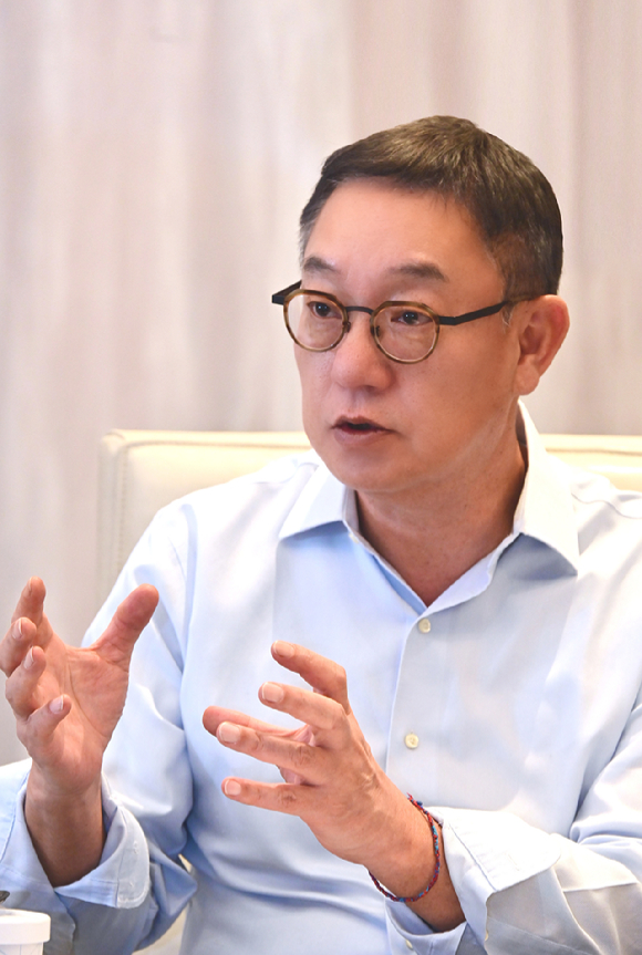 현신균 LG CNS 대표가 지난 7일(현지시간) CES 2026가 열리고 있는 미국 라스베이거스 퐁텐블로 호텔에서 기자들과 만나 인터뷰를 하고 있다. [사진=LG CNS]