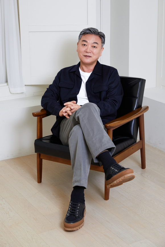 배우 김의성이 최근 서울 모처에서 진행된 SBS 금토드라마 '모범택시3' 종영 기념 인터뷰에서 포즈를 취하고 있다. [사진=안컴퍼니]