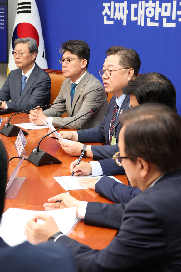 진성준 민주당 정책위의장(가운데)이 30일 국회에서 열린 '상법개정안 경제계 간담회'에서 모두발언을 하고 있다.[사진=연합뉴스]