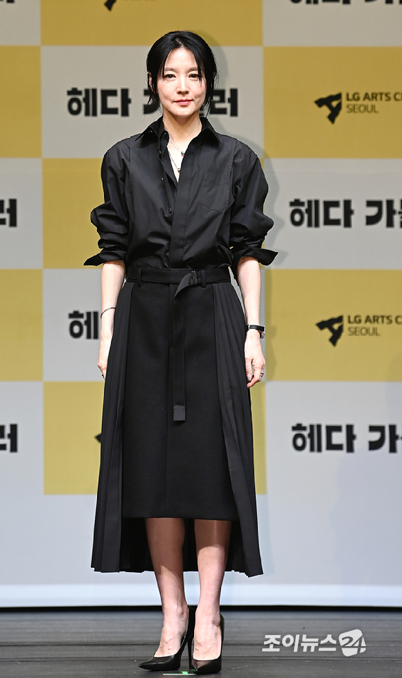 배우 이영애가 8일 오후 서울 강서구 LG아트센터에서 열린 연극 '헤다 가블러' 제작발표회에서 포토타임을 갖고 있다. [사진=곽영래 기자]