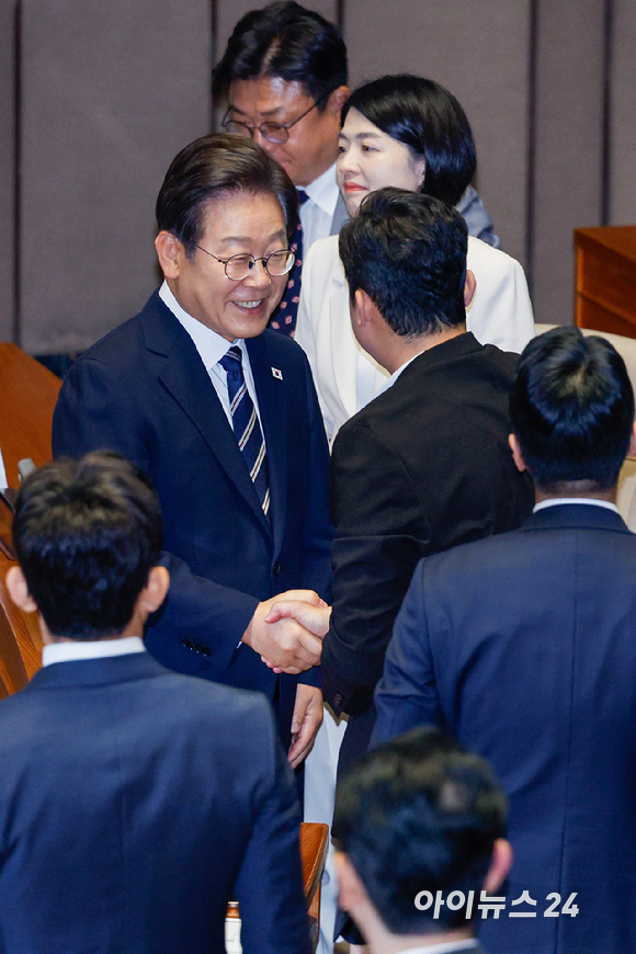 이재명 대통령이 26일 오전 서울 여의도 국회에서 열린 제426회국회(임시회) 제2차 본회의에서 2025년도 제2회 추가경정예산안에 대한 정부의 시정연설을 마친 뒤 국민의힘 의원들과 악수하고 있다. [사진=국회사진기자단]