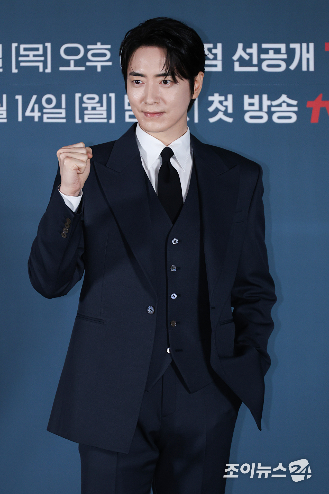 배우 이준혁이 8일 오전 서울 용산구 CGV 용산아이파크몰점에서 진행된 티빙 오리지널 '로또 1등도 출근합니다' 제작발표회에 참석해 포즈를 취하고 있다. [사진=문수지 기자]