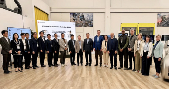 LG이노텍이 지난 19일 독일 뵈블링겐에 위치한 벤츠 연구개발(R&D)센터를 찾아 메르세데스-벤츠와 미래 모빌리티 사업을 논의했다. 행사에 참석한 올라 칼레니우스 메르세데스-벤츠 회장(오른쪽에서 여덟번째), 문혁수 LG이노텍 대표이사 사장(오른쪽에서 아홉번째) 등 주요 경영진들이 기념사진을 촬영하고 있다. 2026.3.25 [사진=LG이노텍 링크드인 캡처]