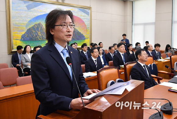 주병기 공정거래위원장이 12일 서울 여의도 국회에서 열린 정무위원회의 공정위 등에 대한 국정감사에서 업무보고를 하고 있다. [사진=곽영래 기자]