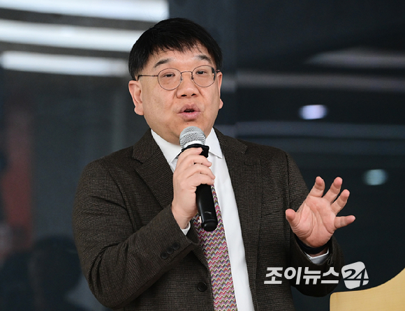 28일 오후 서울 종로구 교원종각빌딩 2층 챌린지홀에서 민희진 前 어도어 대표 '뉴진스 탬퍼링' 의혹 관련 공개 기자회견이 열렸다. 민희진 전 어도어 대표의 소송대리인 법무법인 지암 김선웅 변호사가 발언하고 있다. [사진=정소희 기자]