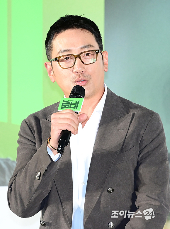 감독 겸 배우 하정우가 4일 오전 서울 광진구 자양동 롯데시네마 건대입구점에서 열린 영화 '로비'(감독 하정우) 제작보고회에 참석하고 있다. [사진=정소희 기자]