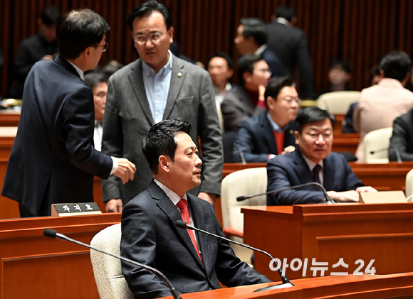 장동혁 국민의힘 대표가 12일 서울 여의도 국회에서 열린 의원총회에 참석하고 있다. [사진=곽영래 기자]