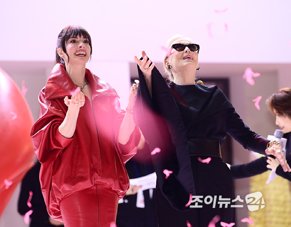 배우 앤 해서웨이와 메릴 스트립이 8일 오후 서울 영등포구 타임스퀘어에서 열린 영화 '악마는 프라다를 입는다 2' 레드카펫 행사에 참석하고 있다. [사진=정소희 기자]