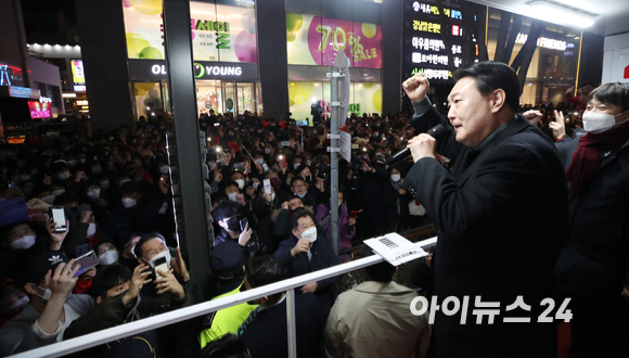 공식 선거운동 마지막 날인 8일 저녁 윤석열 국민의힘 대선후보가 서울 강남역 인근에서 시민들과 만나 지지를 호소하고 있다. [사진=국회사진취재단]