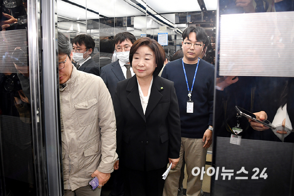 심상정 녹색정의당 공동선대위원장이 11일 오전 서울 여의도 국회 소통관에서 22대 총선 결과 관련 입장발표 기자회견을 마친 뒤 이은주 전 의원과 포옹을 하고 있다. [사진=곽영래 기자]