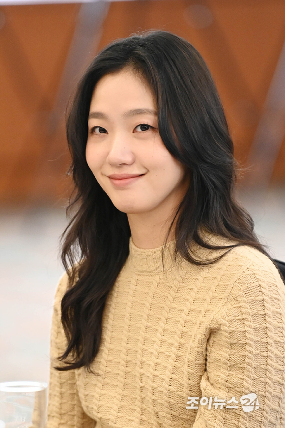 배우 김고은이 4일 오전 서울 강남구 청담동 호텔리베라에서 열린 '2023 코파 & 니콘 프레스 포토 어워즈(KOPA & NIKON Press Photo Awards)'에 참석해 미소를 짓고 있다. [사진=문수지 기자]