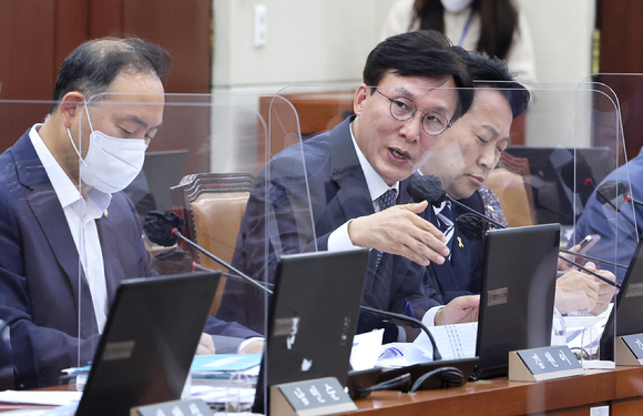 김민석 더불어민주당 의원이 지난해 10월 국회 보건복지위원회 국정감사에서 질의하고 있다. [사진=뉴시스]