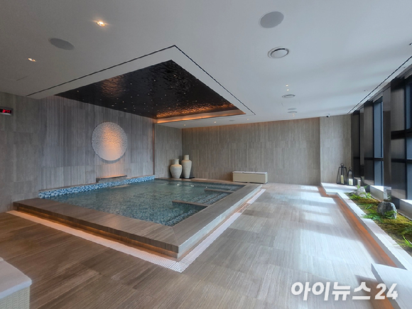 풀만 앰배서더 서울 이스트폴 프리미엄 디럭스룸 전경. [사진=박은경 기자]