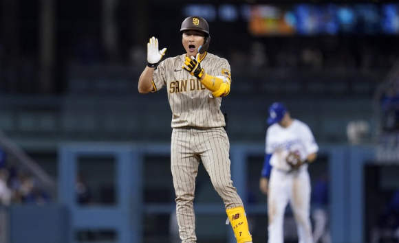 MLB 샌디에이고에서 뛰고 있는 김하성이 12일(한국시간) 열린 LA 다저스와 NLDS 1차전 5회초 2루타를 친 뒤 환호하고 있다. [사진=뉴시스]