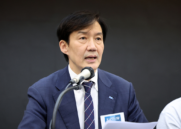 조국혁신당 조국 비상대책위원장이 1일 오후 전남 순천시 봄날웨딩홀에서 열린 비상대책위원회-전남도당 당원 간담회에서 발언하고 있다. 2025.10.1 [사진=연합뉴스]