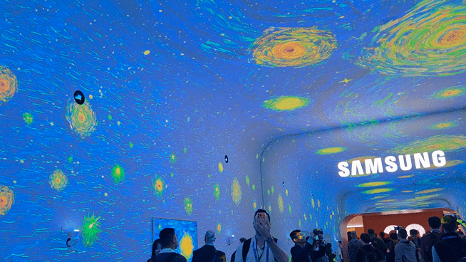 4일(현지시간) 미국 라스베이거스 윈 호텔에서 열린 &lsquo;삼성 퍼스트 룩&rsquo; 전시관의 입구인 &lsquo;AI 갤러리&rsquo;에 고흐의 그림이 흐르고 있다. [사진=박지은 기자]