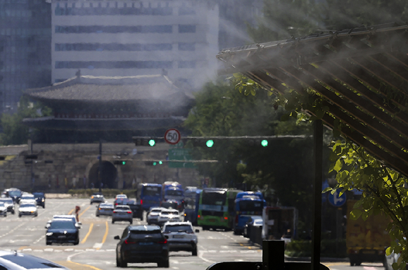 서울을 비롯한 대부분의 지역에 폭염주의보가 발령된 19일 서울 중구 숭례문이 열기로 일그러져 있다. 2024.06.19.  [사진=뉴시스]
