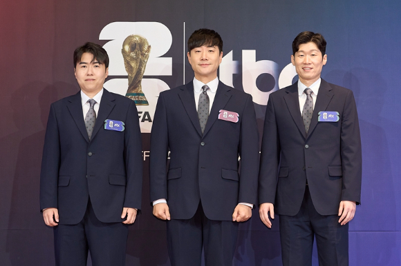 캐스터 배성재 이광용 정용검, 해설위원 박지성 김환 이주헌이 21일 오전 서울 중구 앰배서더 서울 풀만 호텔에서 열린 JTBC '2026 FIFA 북중미 월드컵' 중계진 기자간담회에서 포즈를 취하고 있다. [사진=JTBC]