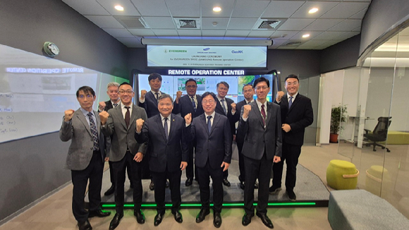최종웅 삼성중공업 자율운항연구센터장(앞줄 왼쪽 네번째)과 론 후앙 에버그린 선박사업부 부서장(앞줄 왼쪽 세번째) 등 관계자들이 SROC 개소 기념촬영을 하고 있다. [사진=삼성중공업]