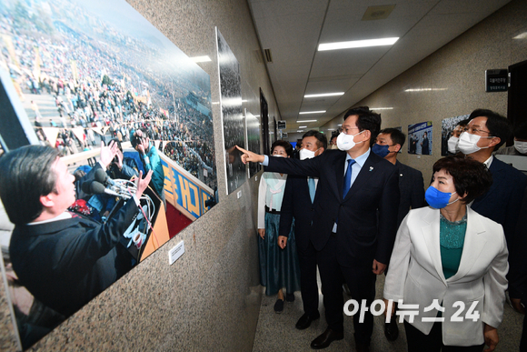 송영길 더불어민주당 대표와 지도부들이 17일 오전 서울 여의도 국회에서 창당 66주년 기념 사진을 관람하고 있다.