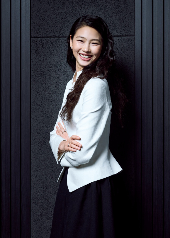 배우 정호연이 영화 '호프' 인터뷰에 앞서 포즈를 취하고 있다. [사진=플러스엠엔터테인먼트]