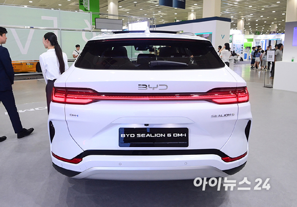 'EV 트렌드 코리아 2026'이 25일 서울 강남구 코엑스에서 열렸다. BYD코리아 부스에 순수 전기차 '아토 3 플러스'가 전시되고 있다. [사진=정소희 기자]