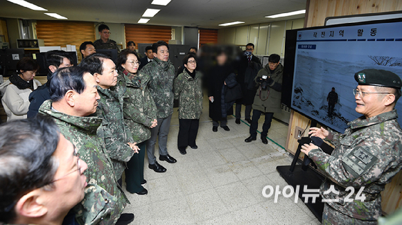 22일 강원도 인제군 12사단 향로봉경계작전중대를 방문한 국회 성일종 국방위원장 등 국방위 의원들이 브리핑을 듣고 있다. [사진=곽영래 기자]