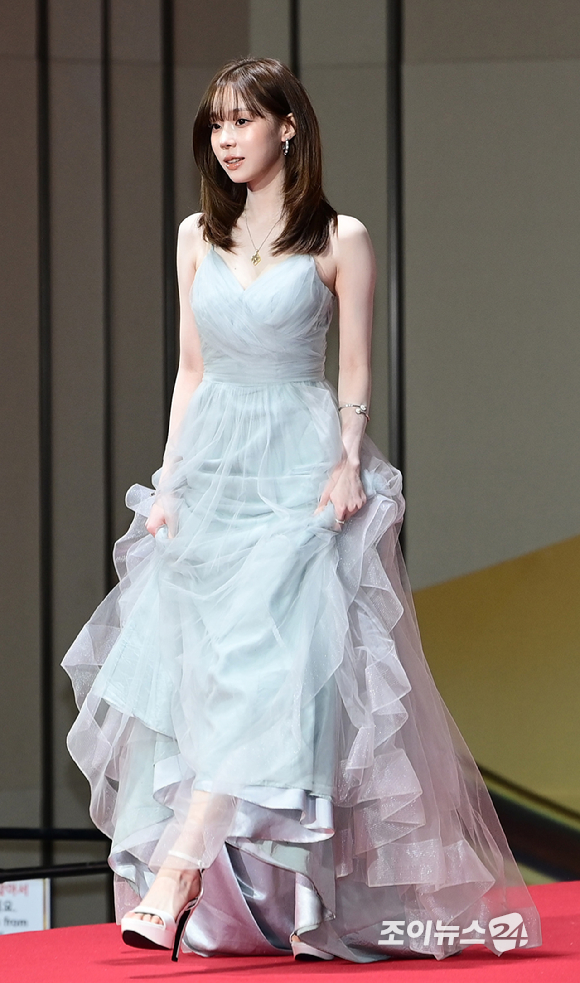 그룹 에스파(aespa) 윈터가 25일 오후 인천광역시 중구 운서동 인스파이어 아레나에서 열린 '2025 SBS 가요대전' 레드카펫 행사에 참석하고 있다.&nbsp;