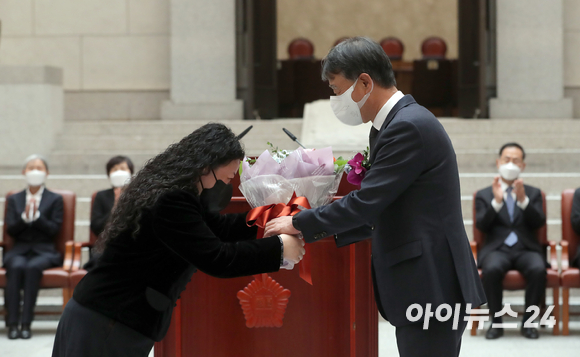 오석준 신임 대법관이 28일 오후 서울 서초구 대법원에서 열린 취임식에서 꽃다발을 받고 있다. [사진=사진공동취재단]