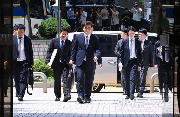12·3 비상계엄과 관련해 특검의 수사를 받는 윤석열 전 대통령이 두 번째 구속 전 피의자 심문(영장실질심사)을 받기 위해 9일 오후 서울 서초구 중앙지법으로 출석하고 있다. [사진=사진공동취재단]