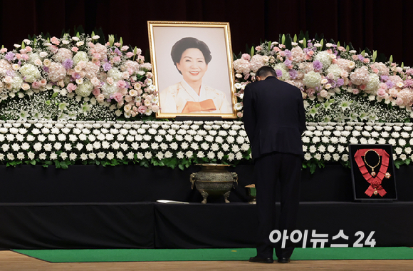 한덕수 국무총리가 11일 서울 동작구 국립서울현충원 현충관에서 열린 고 김영삼 전 대통령 부인 손명순 여사의 영결식에서 조사를 낭독 후 묵념하고 있다. [사진=곽영래 기자]