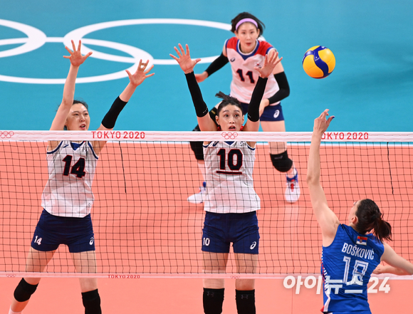 8일 오전 일본 도쿄 아리아케 아레나에서 '2020 도쿄올림픽' 여자 배구 동메달 결정전 대한민국과 세르비아의 경기가 펼쳐졌다. 한국 양효진과 김연경이 블로킹을 하고 있다.