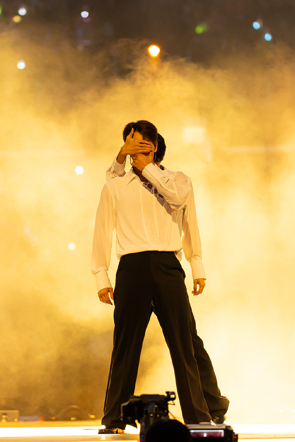 그룹 몬스타엑스가 지난 1일(현지시간)부터 3일까지 미국 로스앤젤레스 크립토닷컴 아레나에서 열린 K-팝 팬&아티스트 페스티벌 '케이콘 엘에이 2025(KCON LA 2025)' 무대에서 열띤 공연을 펼치고 있다. [사진=CJ ENM]