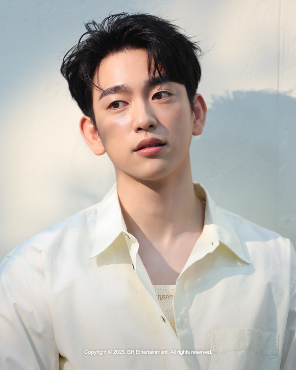 배우 박진영이 화보 촬영에서 포즈를 취하고 있다. [사진=BH엔터테인먼트]