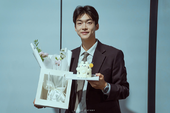 배우 김강민이 '에스콰이어' 종영 인사를 건네고 있다. [사진=미스틱스토리]