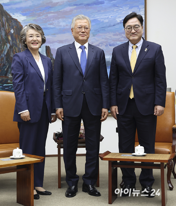 4·27 판문점선언 7주년 기념식 참석차 국회를 방문한 문재인 전 대통령과 김정숙 여사가 25일 오후 서울 여의도 국회에서 우원식 국회의장과 기념촬영을 하고 있다. [사진=곽영래 기자]