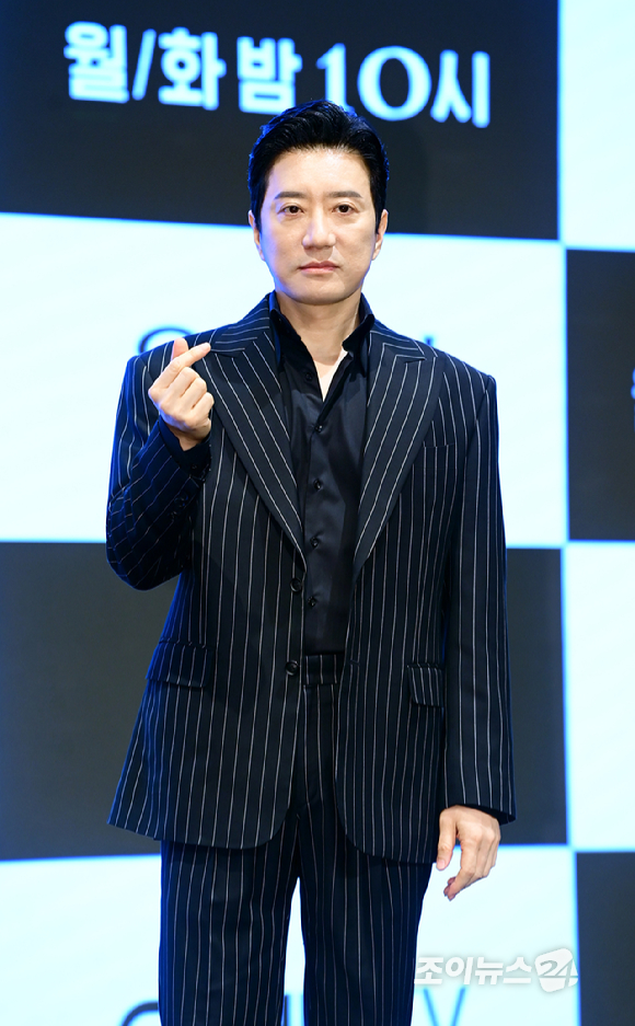 배우 김명민이 12일 오후 서울 구로구 신도림동 더세인트에서 열린 지니 TV 새 오리지널 드라마 '유어 아너' 제작발표회에 참석하고 있다. [사진=정소희 기자]