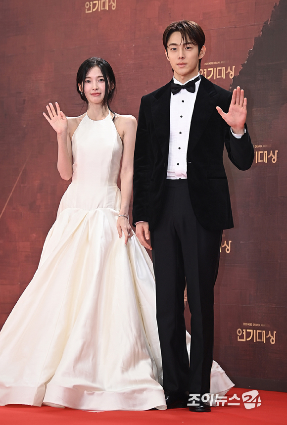 배우 아린, 유정후가 31일 오후 서울 여의도 KBS에서 열린 2025 KBS 연기대상&nbsp;레드카펫 포토월 행사에서 포즈를 취하고 있다. [사진=곽영래 기자]