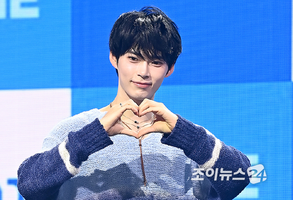 그룹 제로베이스원(ZEROBASEONE) 성한빈이 24일 오후 서울 용산구 블루스퀘어에서 열린 미니 5집 '블루 파라다이스(BLUE PARADISE)' 발매 기념 쇼케이스에서 포토타임을 갖고 있다. [사진=곽영래 기자]