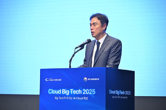 최지웅 한국클라우드산업협회장이 24일 오전 양재 엘타워에서 열린 'Cloud Big Tech 2025'에서 개회사를 하고 있다. [사진=한국클라우드산업협회]