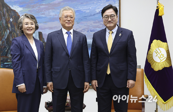 4·27 판문점선언 7주년 기념식 참석차 국회를 방문한 문재인 전 대통령과 김정숙 여사가 25일 오후 서울 여의도 국회에서 우원식 국회의장과 기념촬영을 하고 있다. [사진=곽영래 기자]