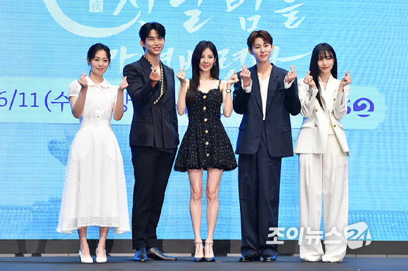 배우 권한솔, 그룹 2PM 옥택연, 소녀시대 서현, 배우 서범준, 지혜원이 11일 오후 서울 구로구 신도림동 더세인트에서 진행된 KBS2 새 수목드라마 '남주의 첫날밤을 가져버렸다' 제작발표회에 참석해 포즈를 취하고 있다. [사진=문수지 기자]