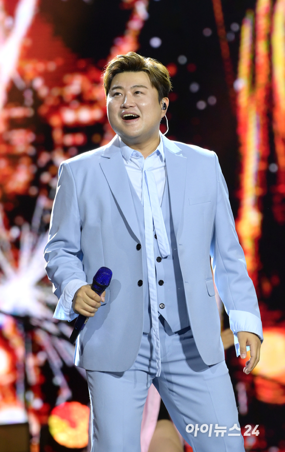 가수 겸 성악가 김호중이 30일 오후 경기도 고양시 일산서구 고양체육관에서 SBS 추석특집쇼 '김호중의 한가위 판타지아' 무대 리허설을 갖고 있다. 왼쪽은 테너로 '넬라 판타지아'를 부르는 모습과 오른쪽은 트로트 '때'를 부르는 모습. [사진=정소희 기자]