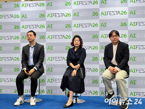 7일 서울 코엑스에서 열린 KT '모두의 AI' 기자설명회에서 주요 컨소시엄 관계자들이 발표하고 있는 모습. 사진은 왼쪽부터 차경훈 에이전틱 AI 플랫폼팀 팀장, 이경남 다음 검색부문 부문장, 한지윤 업스테이지 리더. [사진=안세준 기자]