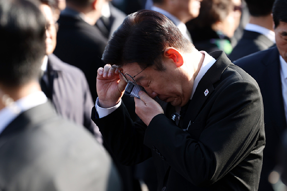 이재명 대통령이 31일 서울 여의도 국회 의원회관 앞에서 이해찬 전 국무총리의 영결식을 마친 뒤 눈물을 흘리고 있다. 2026.1.31 [공동취재] [사진=연합뉴스]