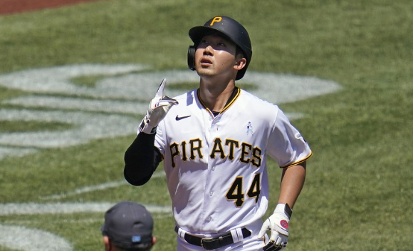 지난 14일 MLB 보스턴에서 방출 대기 조치된 박효준이 17일 트레이드를 통해 보스턴에서 애틀랜타로 이적했다. 사진은 올해(2022년) 피츠버그 소속으로 시즌 첫 홈런을 쏘아올린 뒤 홈으로 들어오는 박효준이다. [사진=뉴시스]