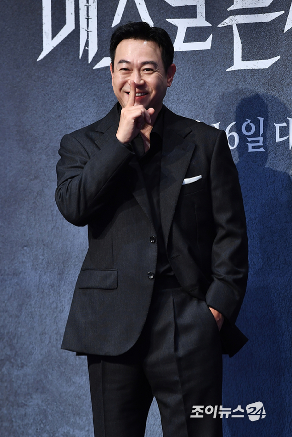 배우 박용우가 12일 오전 서울 구로구 신도림동 라마다서울신도림호텔에서 진행된 LG유플러스 STUDIO X+U 새 미드폼 드라마 '메스를 든 사냥꾼' 제작발표회에 참석해 포즈를 취하고 있다. [사진=문수지 기자]